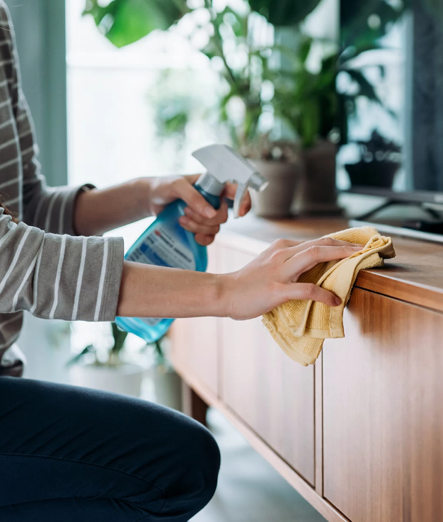 microfiber cloth cleaning wood furniture